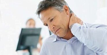 сімптомамі шыйнага астэахандрозу з'яўляюцца болі ў шыі